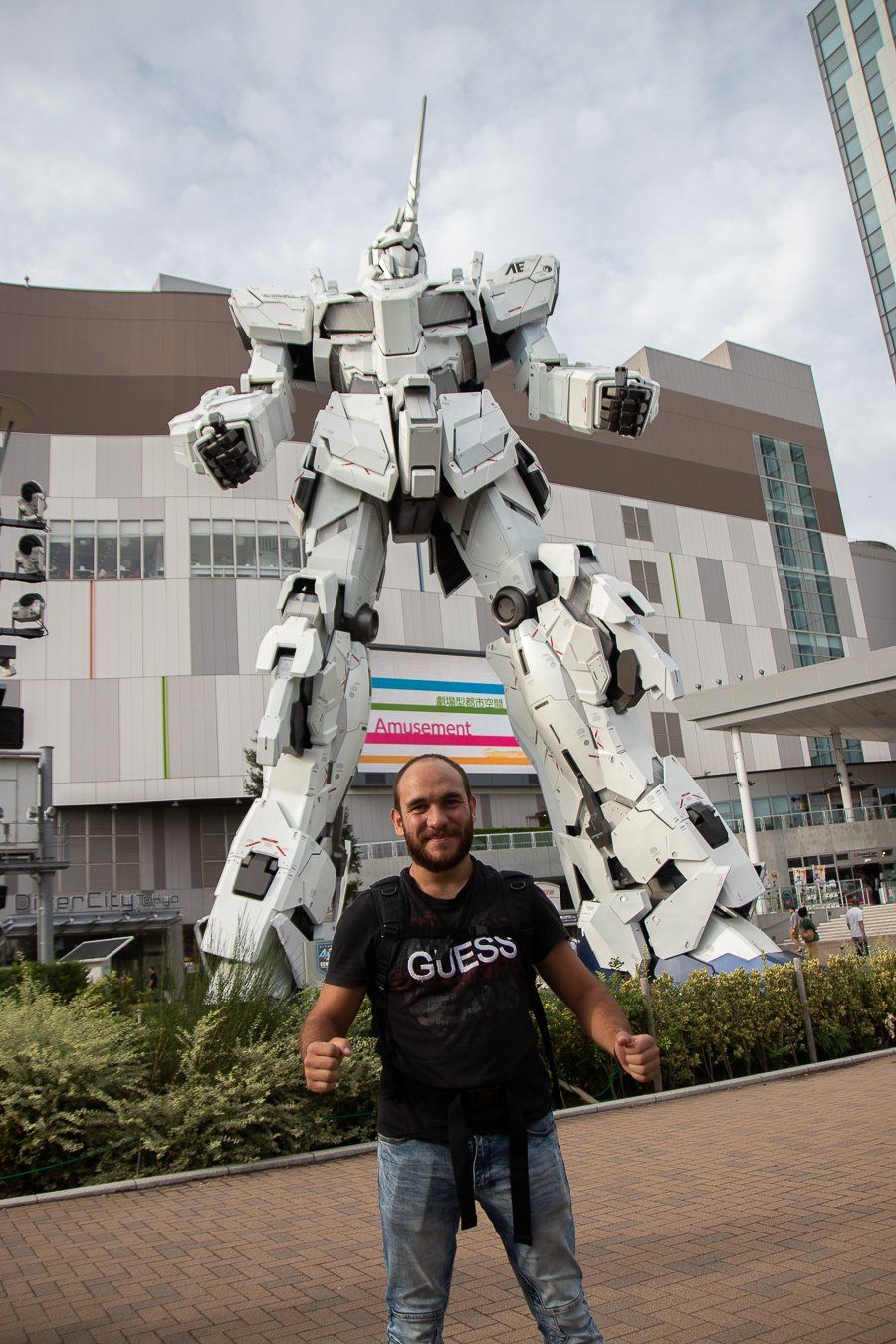 Matthieu devant le gundam géant d'Odaiba