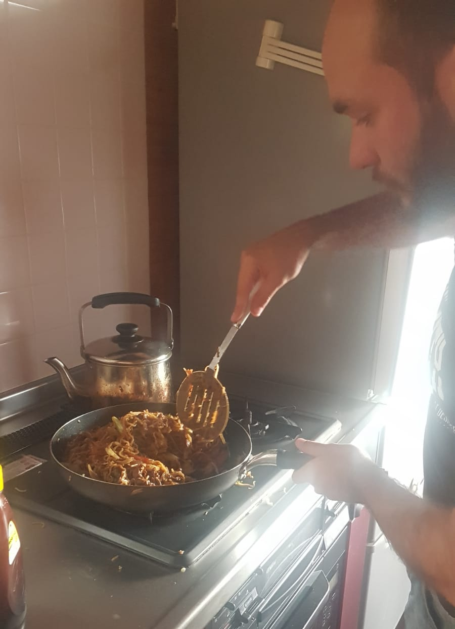 Matthieu cuisinant des yakisoba