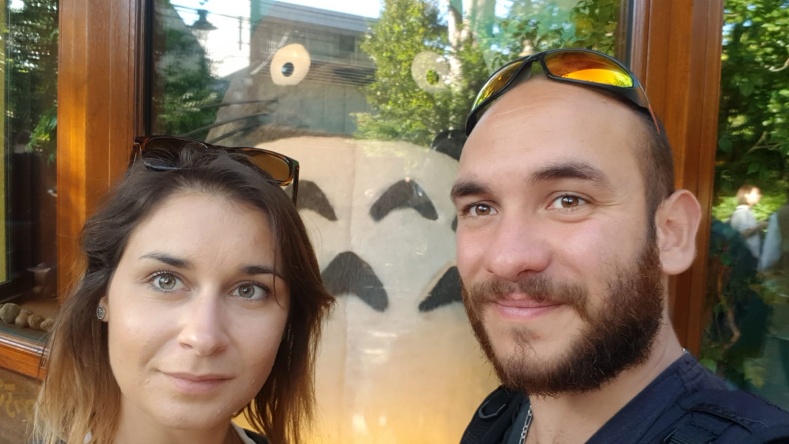 Amandine et Matthieu devant Tottoro exposé au musée Ghibli