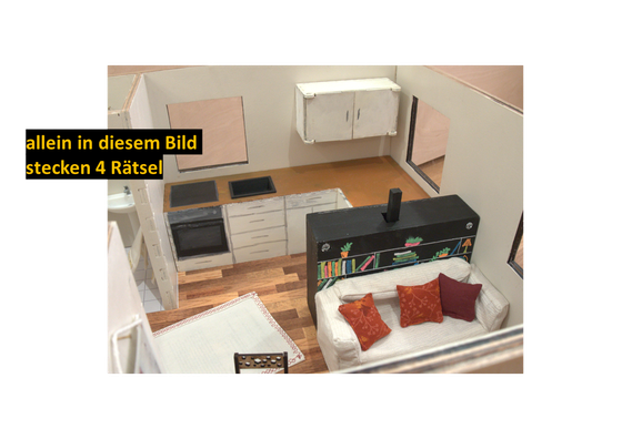 Blick in Miniaturwohnküche mit Sofa, Bücherschrank, Küche und dem Hinweis