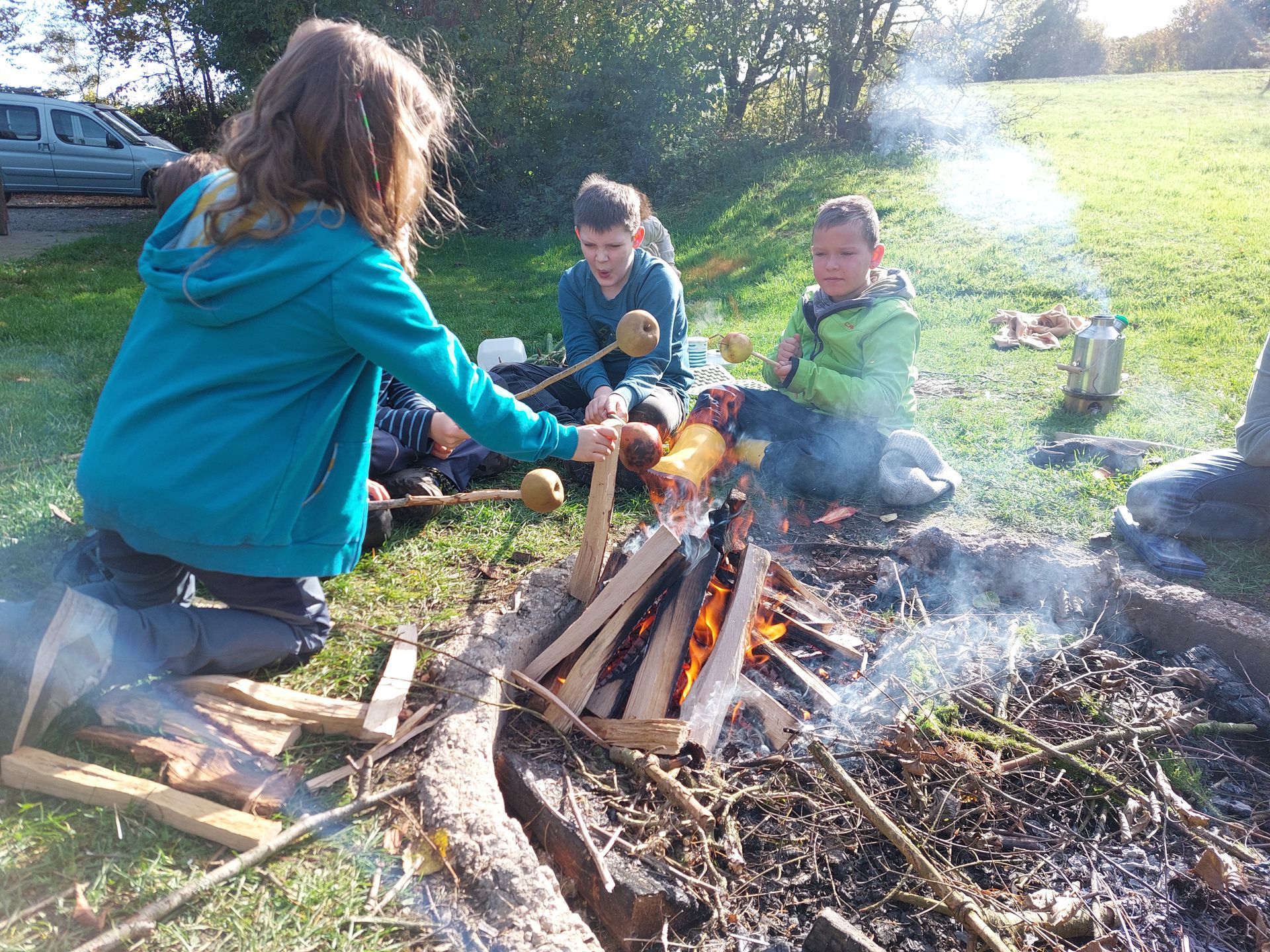 Kinder am Lagerfeuer