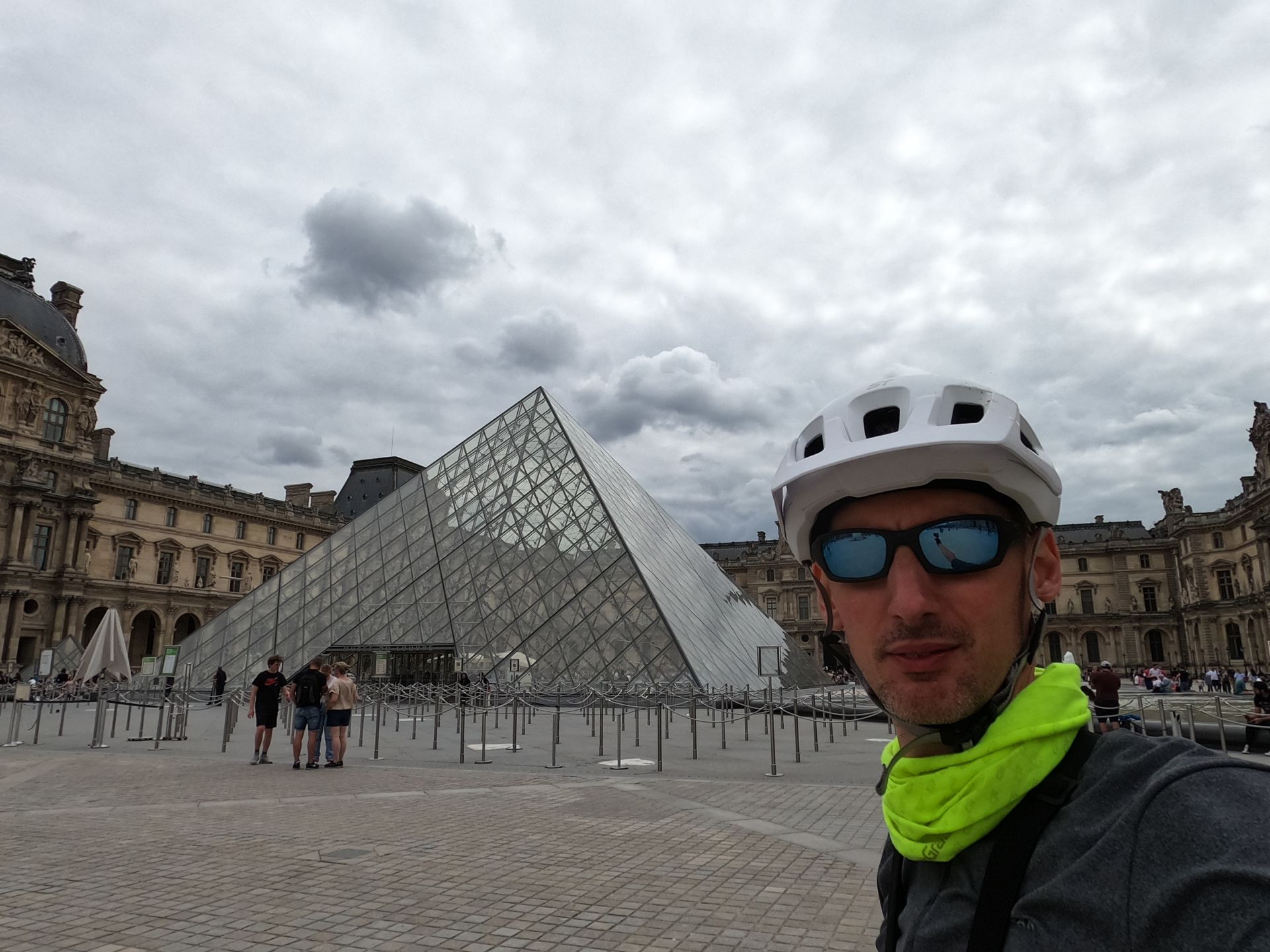 Bikepackingtour - am Louvre in Paris