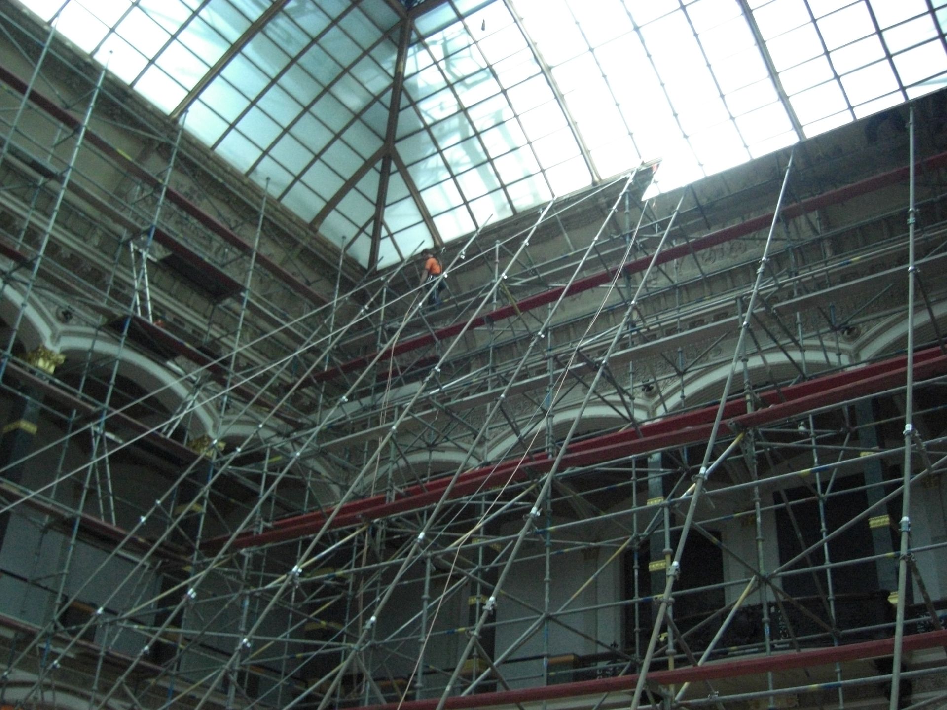 Industriekletterer installieren Spiegel im Martin-Gropius-Bau