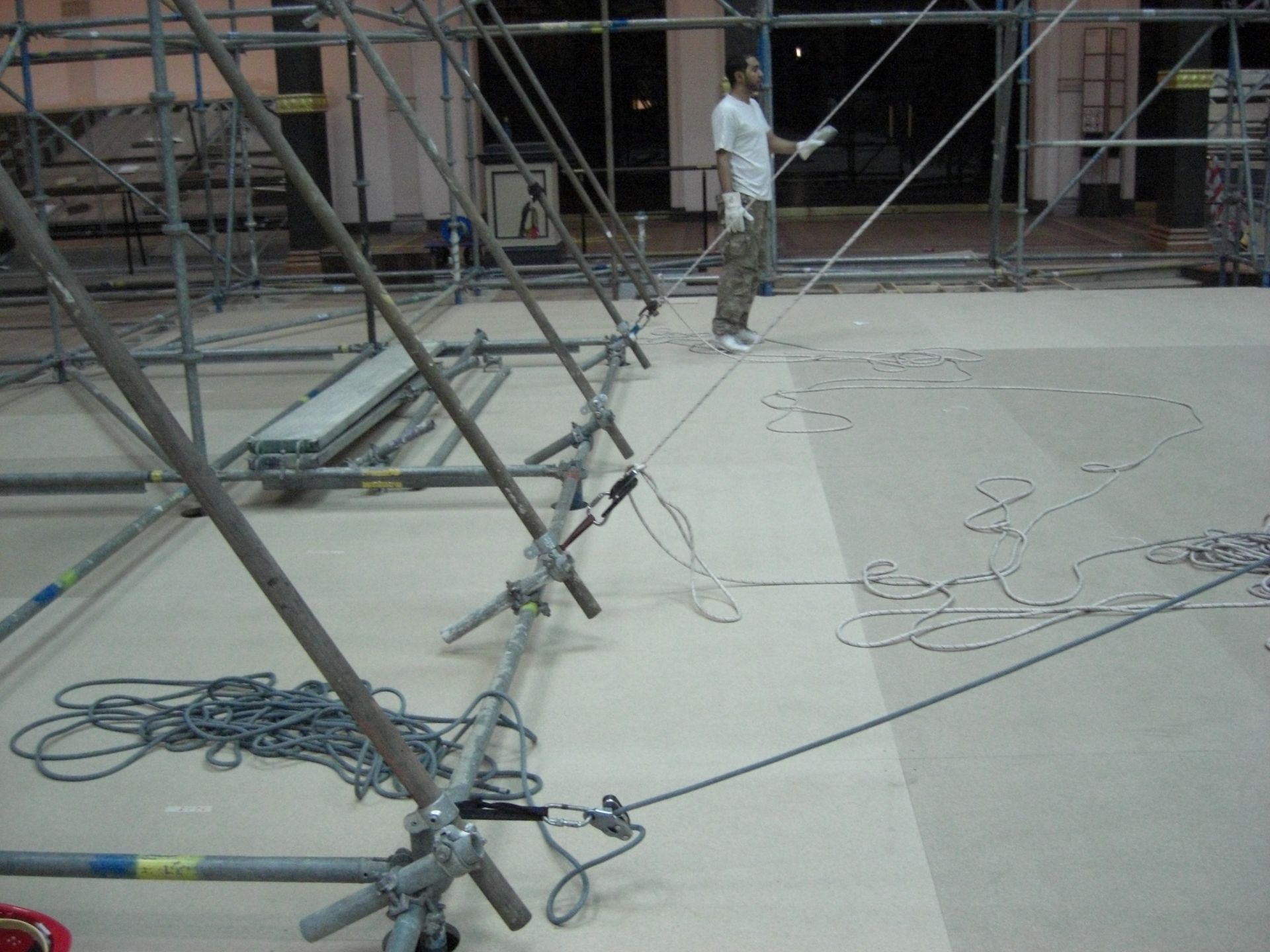 Industriekletterer Aufbau von Kunstobjekten im Martin-Gropius-Bau