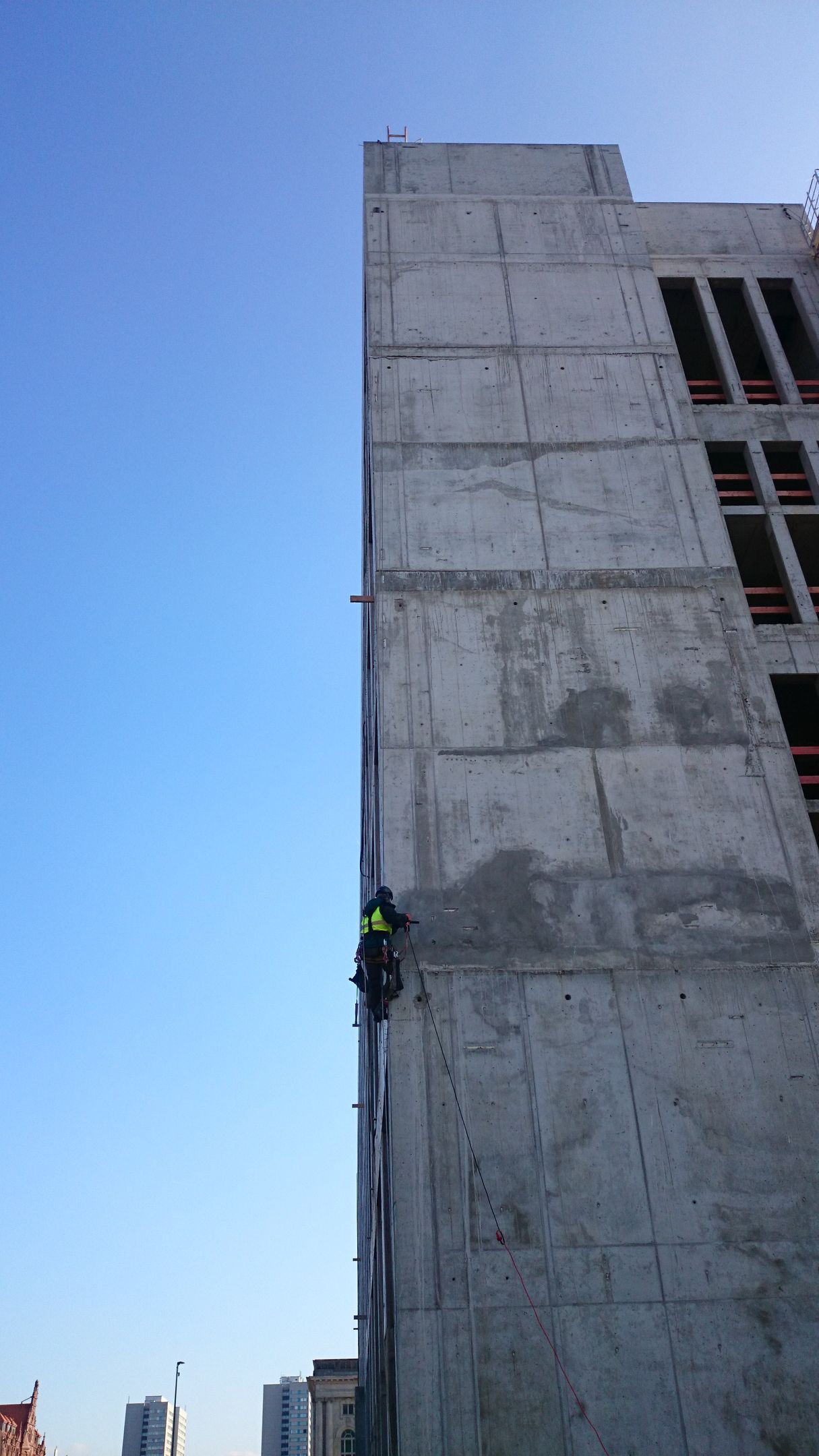 Reparatur von Betonfassade mit Industriekletterern
 