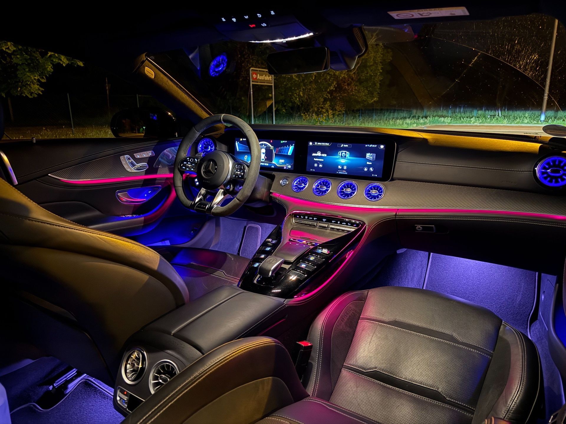 AMG GT63s nacht in dunkeln mit Ambiente Beleuchtung Hochzeitsauto mieten Berlin