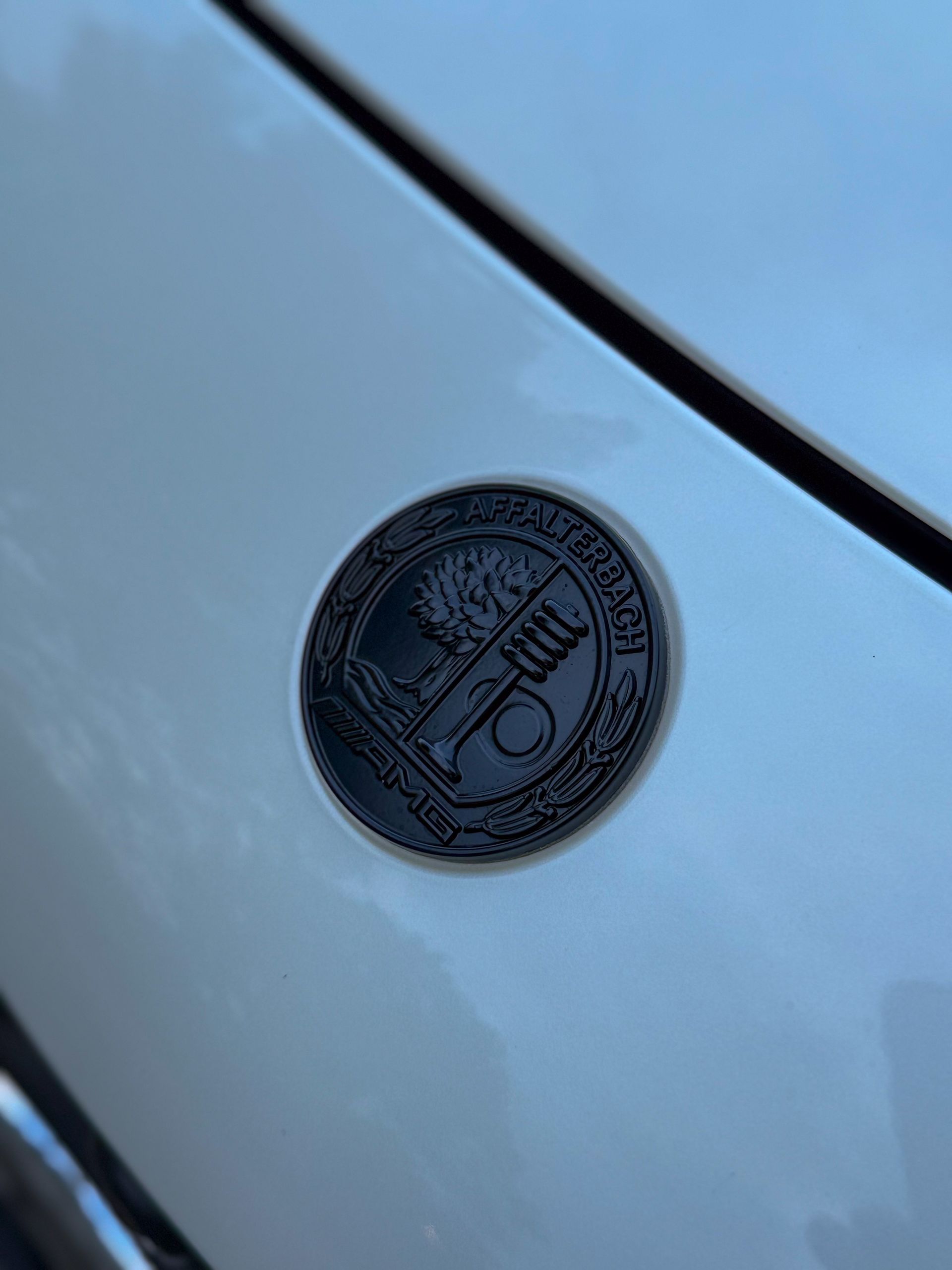 nah aufnahme von dem Affalterbach logo eines AMG GT63s 