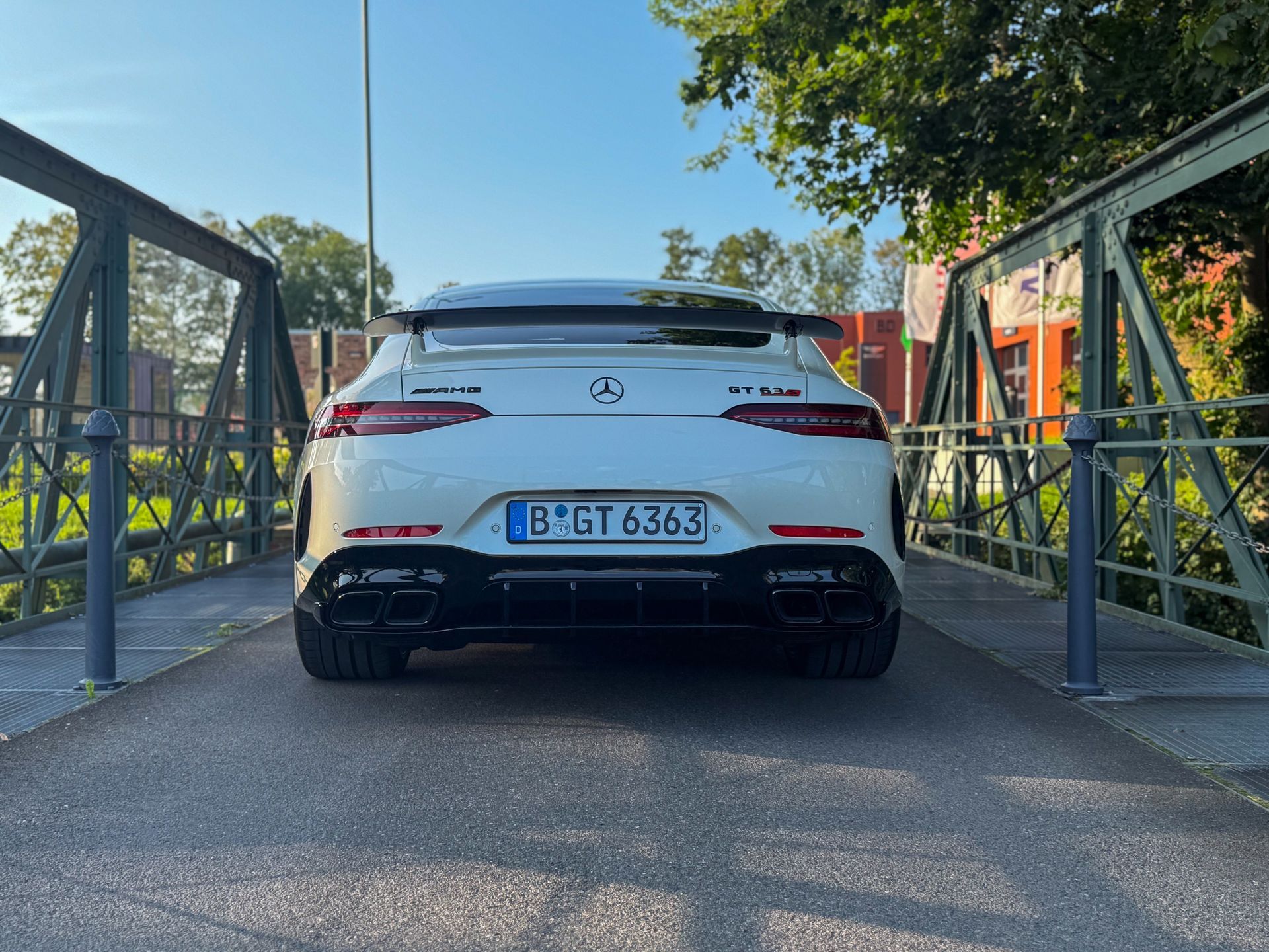 heck Ansicht mercedes AMG auf Auspuffhöhe mit massiven Heckspoiler, träum auto mieten 