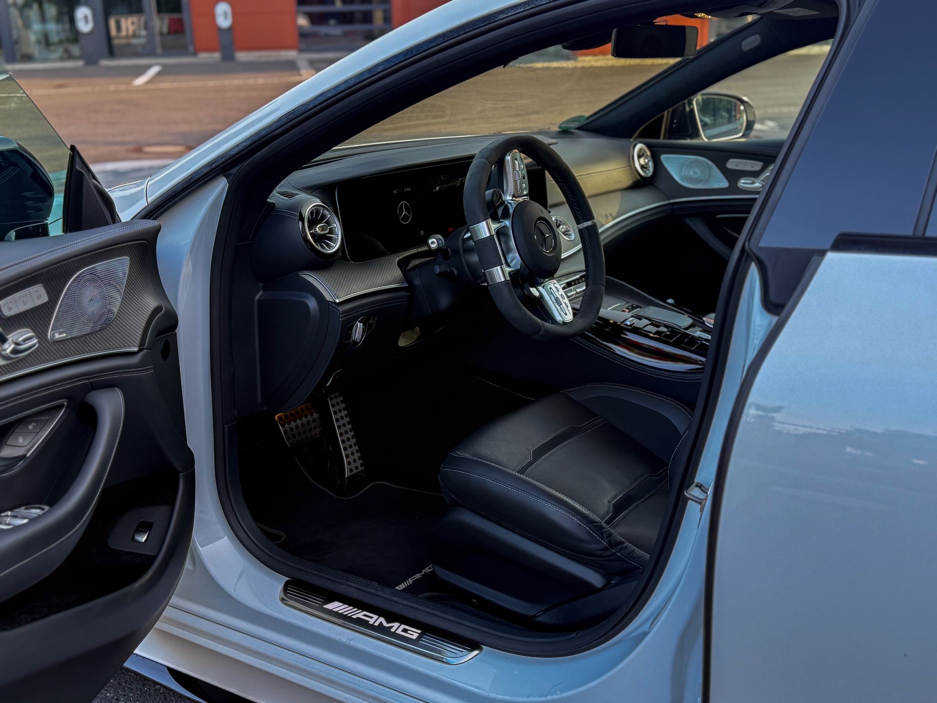 interior von einem GT63s AMG von aussen bei geöffneter Tür mit blick auf das Lenkrad 