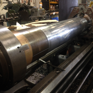 Re-centering large diameter piston rod on lathe