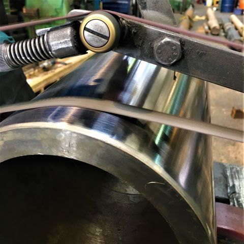 Hand polishing of hydraulic piston rod