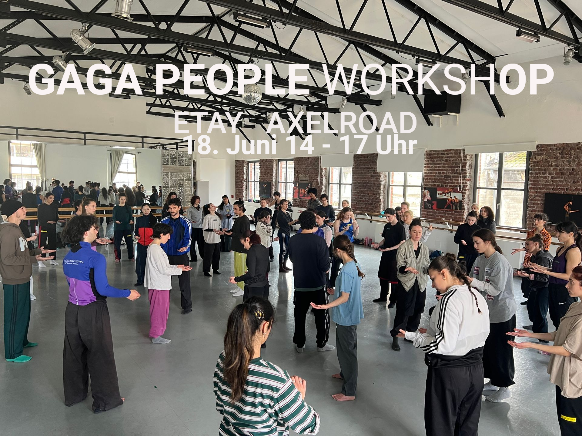GAGA PEOPLE WORKSHOP mit Etay Axelroad
Die Plätze sind begrenzt. Die Teilnahme ist erst nach Anmeldung und eingegangenem Zahlungseingang verbindlich bestätigt.
Über Etay Axelroad
Etay Axelroad ist ein international tätiger Choreograf, Tänzer, Movement Director und Dozent. Geboren in Rumänien und aufgewachsen in Israel, entwickelte er seine künstlerische Laufbahn maßgeblich in der israelischen zeitgenössischen Tanzszene und lebt heute in Deutschland. Als zertifizierter Gaga-Dozent arbeitete er mit renommierten Kompanien wie Batsheva Dance Company, Batsheva Ensemble, GöteborgsOperans Danskompani, KOR’SIA und L-E-V.
Workshop
Gaga ist eine von Ohad Naharin entwickelte Bewegungssprache, die Bewegung, Körperempfinden, Vorstellungskraft und Körperbewusstsein miteinander verbindet.
In diesem Workshop erforschen die Teilnehmenden Bewegung durch angeleitete Improvisation und sensorische Wahrnehmung. Gaga fördert Bewegungsfreude, Neugier, Ausdauer, Flexibilität und einen tieferen Zugang zum eigenen Körper.
Level
Offen für alle — für Profis ebenso wie für Nicht-Profis. Es sind keine Vorkenntnisse erforderlich.
