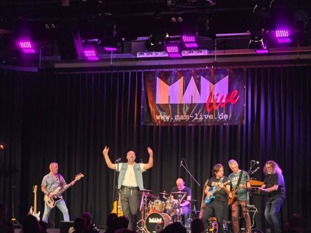Musikband MAM auf der Bühne in der Jungholzhalle Meckenheim