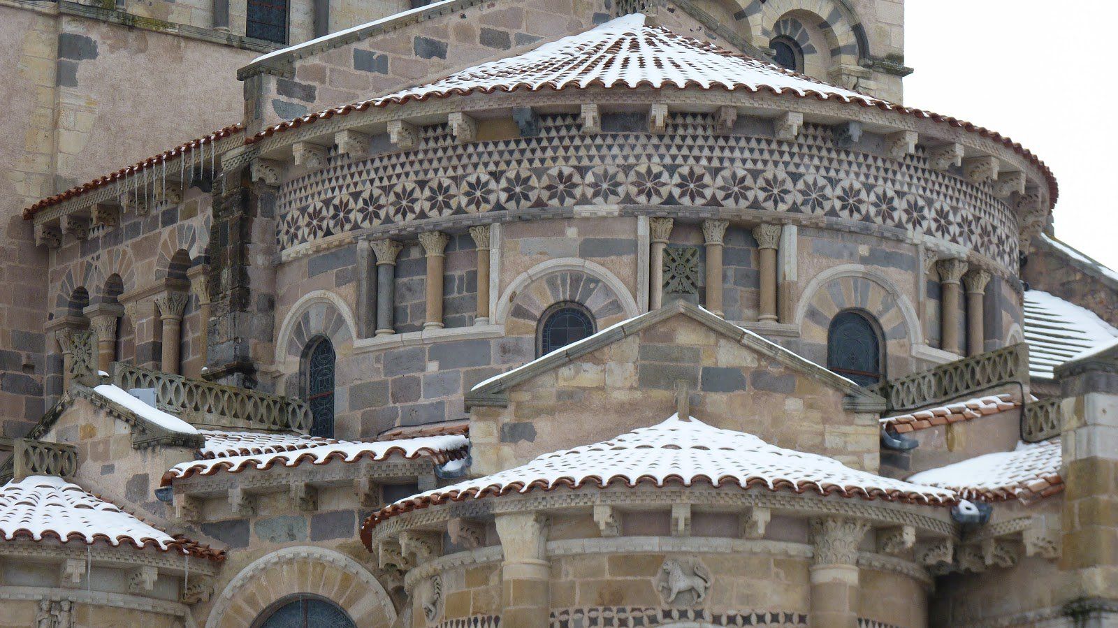 Découvrez les trésors des églises et cathédrale du Puy de Dôme depuis