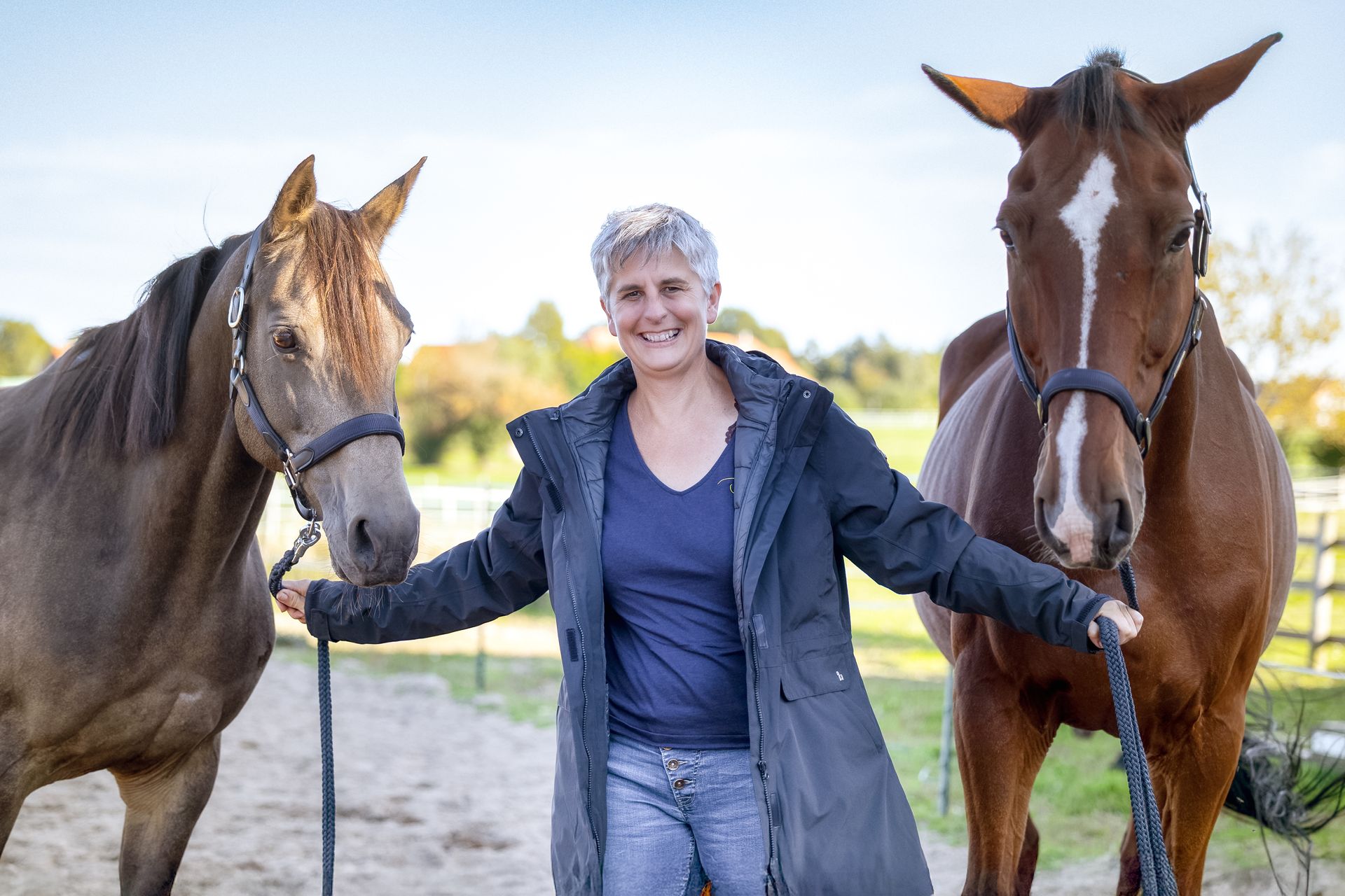 Sandra Bertl mit den Coaching-Pferden 