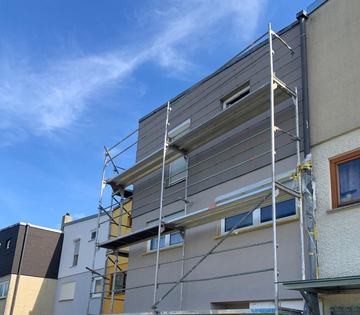  Professionelle Fassadenrenovierung bei einem Altbau durch Malerbetrieb
