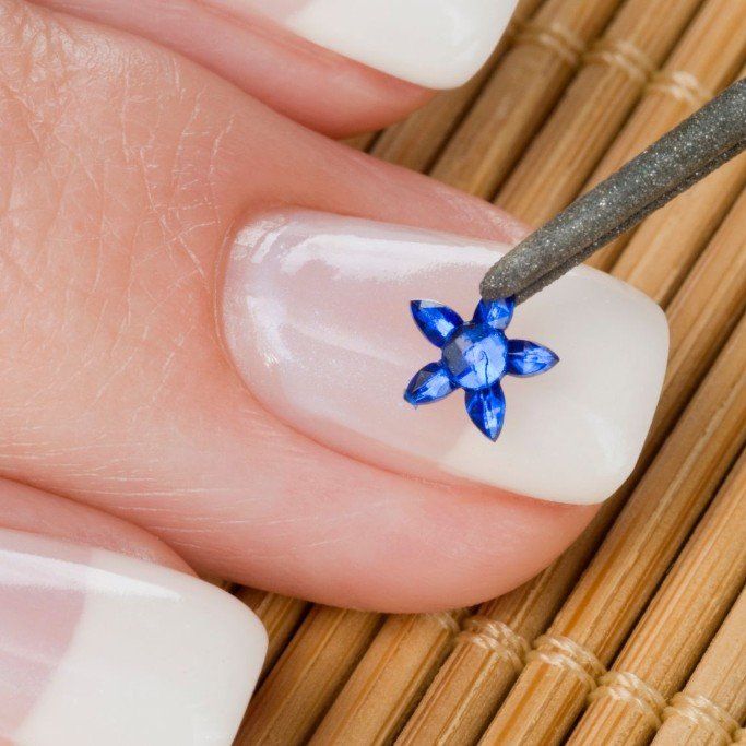 Nailart wird auf Nagelmodellage fixiert