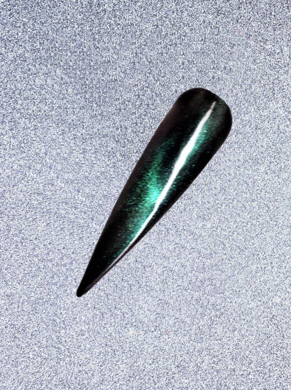 Präsentationstips mit Cateye-Gel grün, grundiert mit schwarzem Farbgel