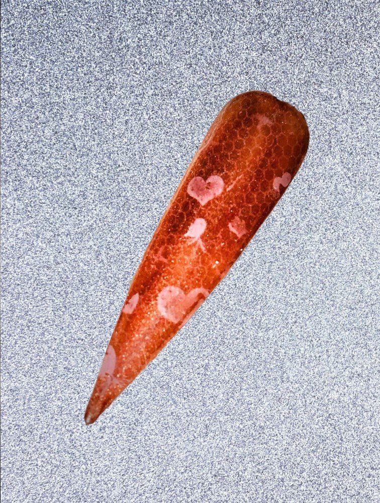 Präsentationstip mit Folie gearbeitet im halbtransparenten Strumpfhosen-Design, grundiert mit rost-rotem Farbgel