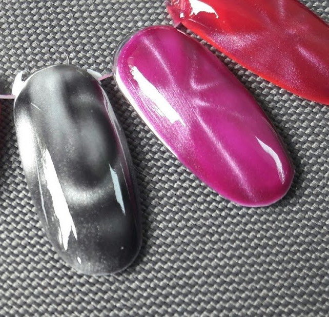 Präsentationstips mit Präsentationstip in Cateye-Gel anthrazit und lila-pink, beides grundiert mit weißem Farbgel