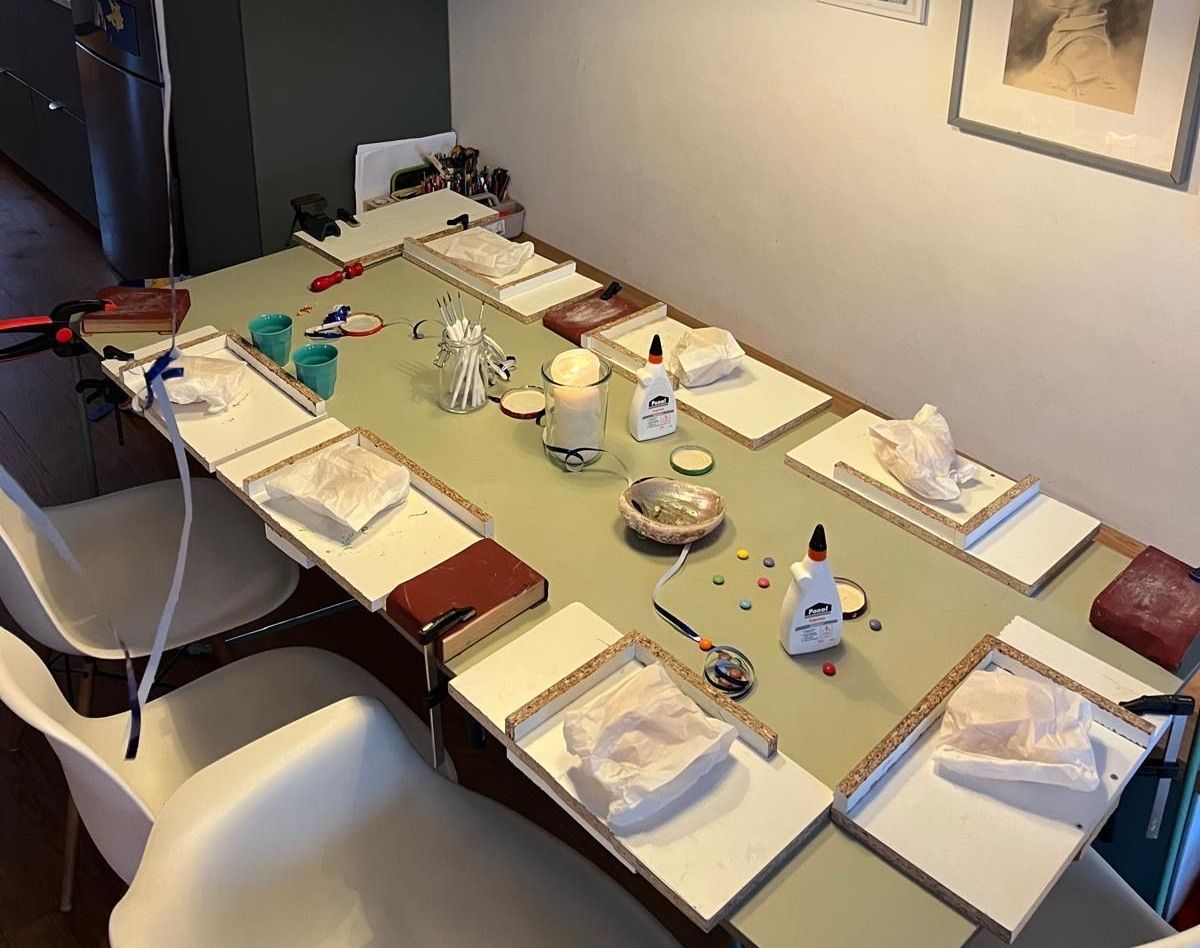 Kinder erschaffen ihre eigenen Holzmodelle – kreativer Kindergeburtstag in Hamburg