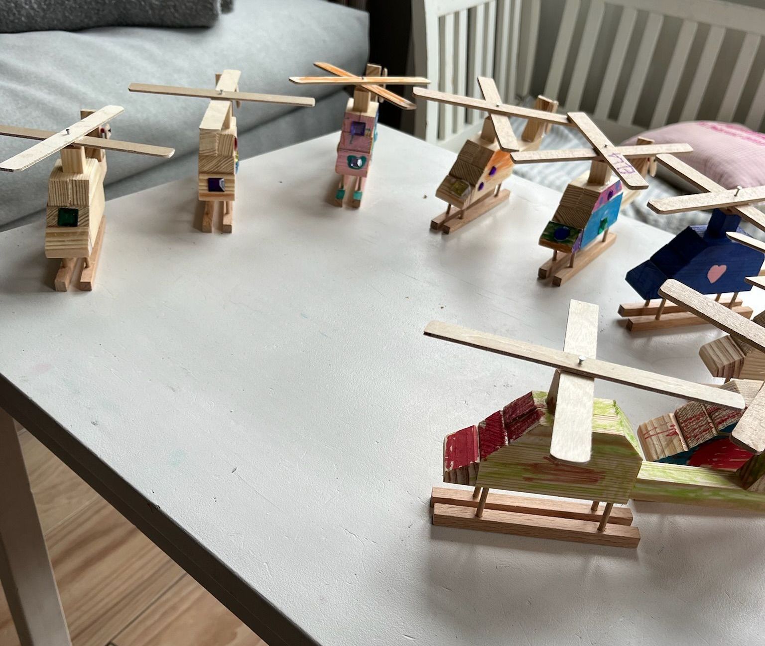 Liebevoll dekorierter Holzbausatz – einzigartiges Bastelerlebnis für Kinder