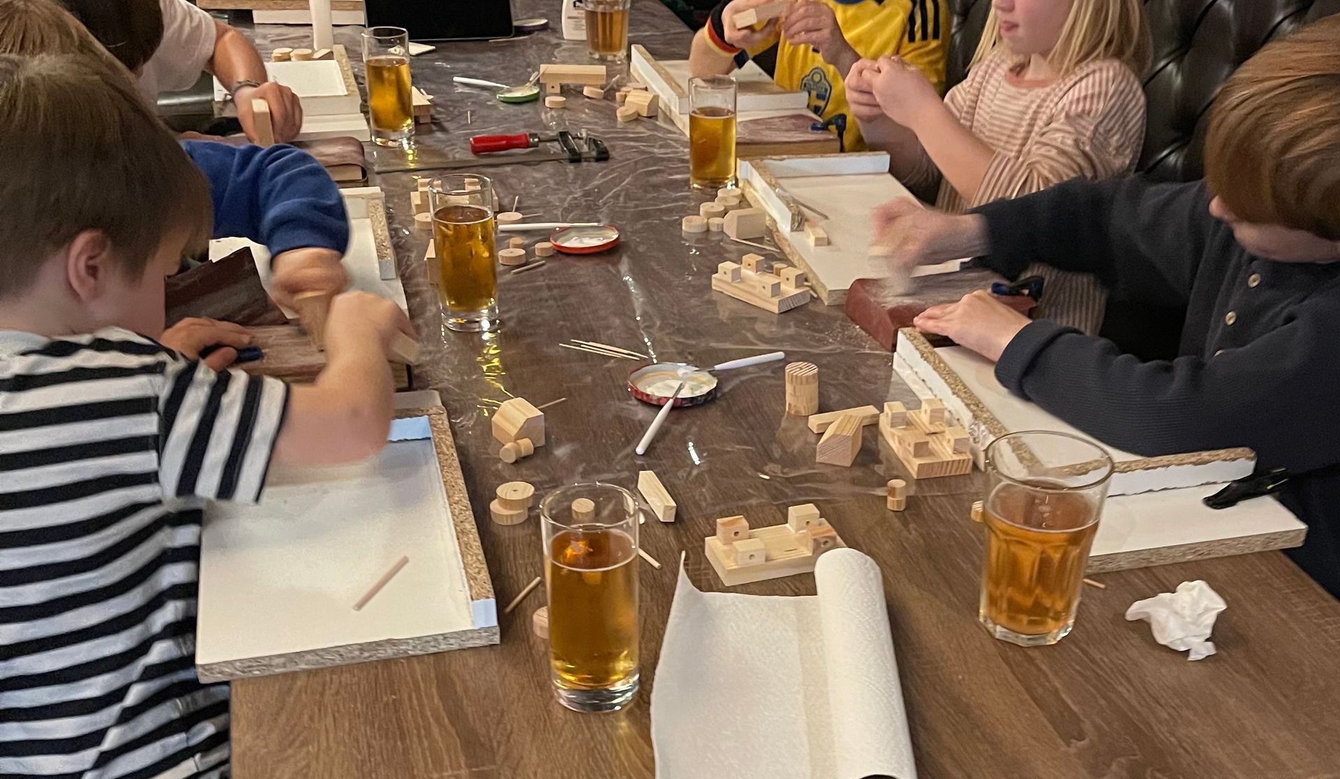 Kinder konzentriert beim Bauen mit Holzbausätzen – kreative Aktivität