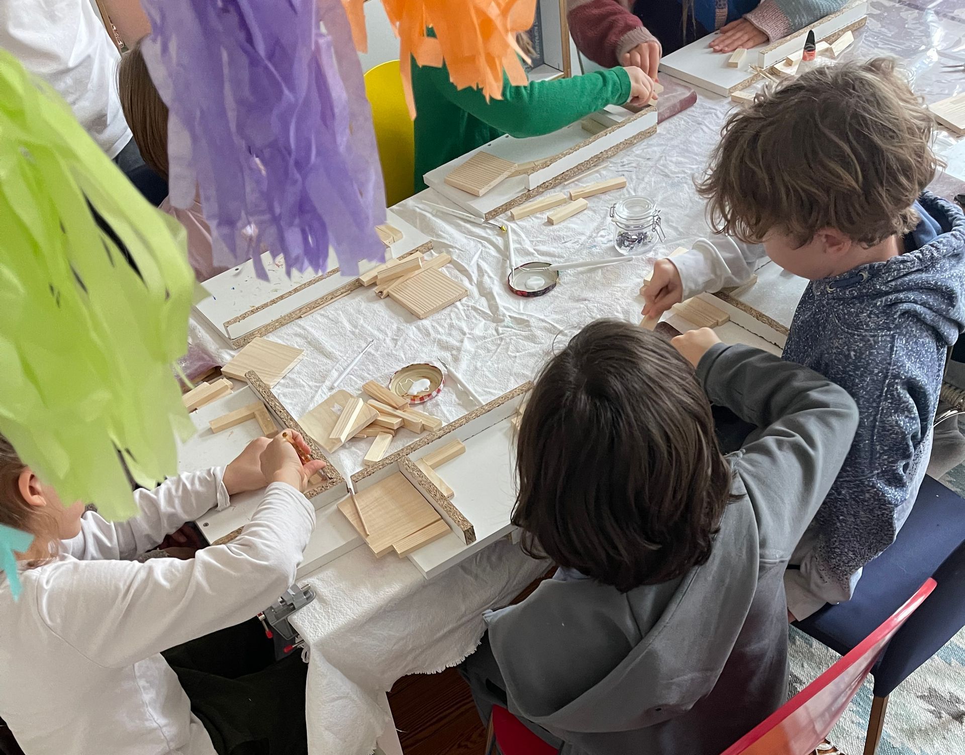 Kindergeburtstagstisch mit Holzbausätzen und kreativen Bastelmaterialien