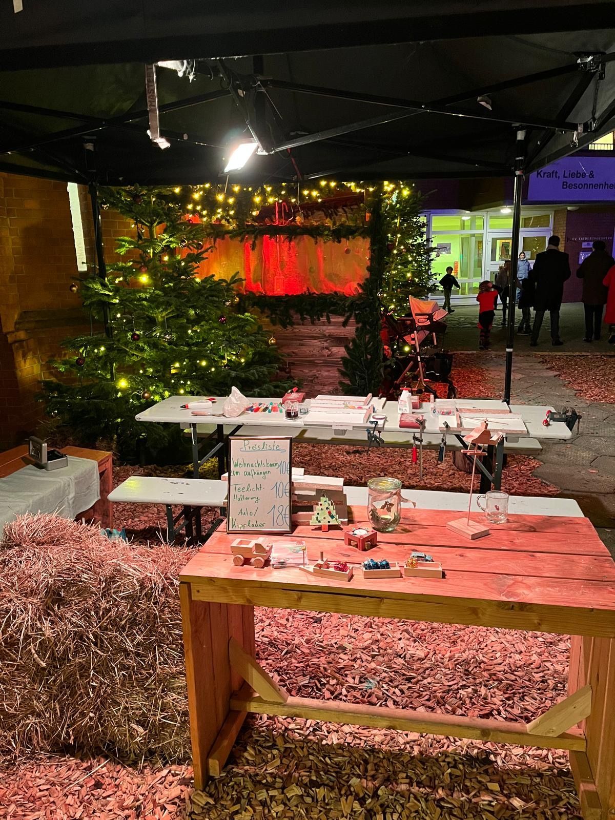 Holzis auf dem Weihnachtsmarkt – Kinder bauen ihre eigenen Holzbausätze