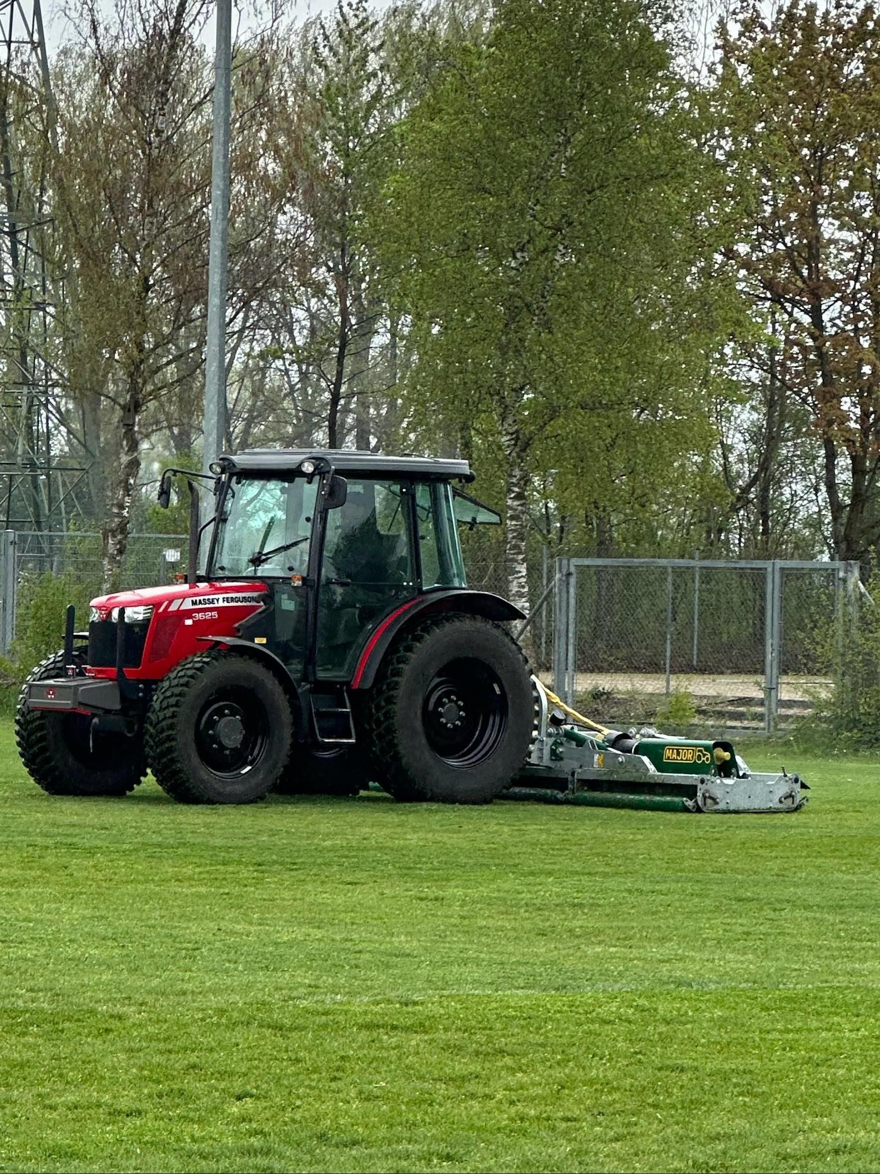 Sportplatz mähen,
Sportplatz Aerifizieren, belüften, Moosinning, Michael Fuß, Sportplatzpflege, VertiDrain, 
