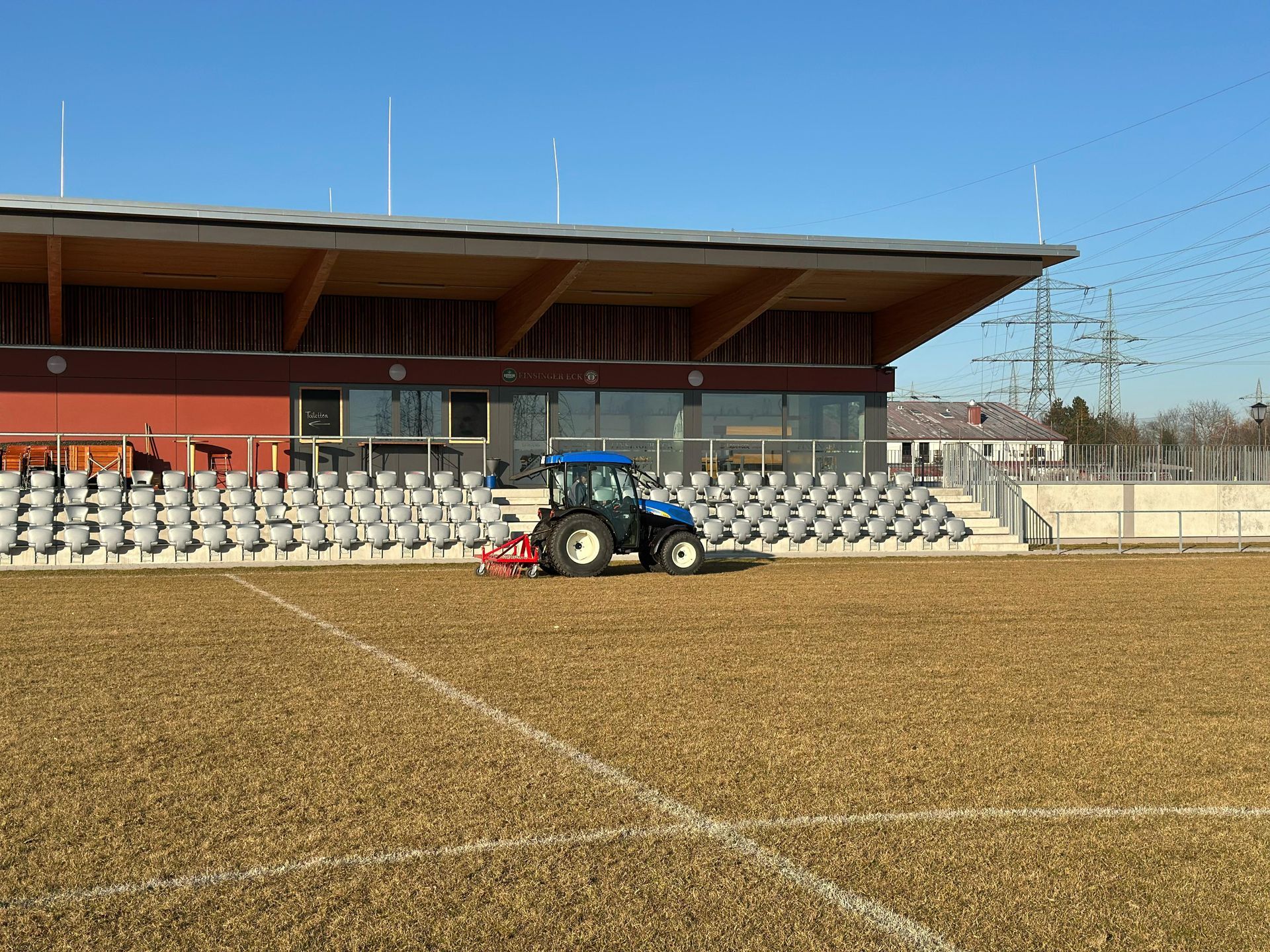 HFS Michael Fuß
Moosinning
Sportplatzpflege
Striegeln