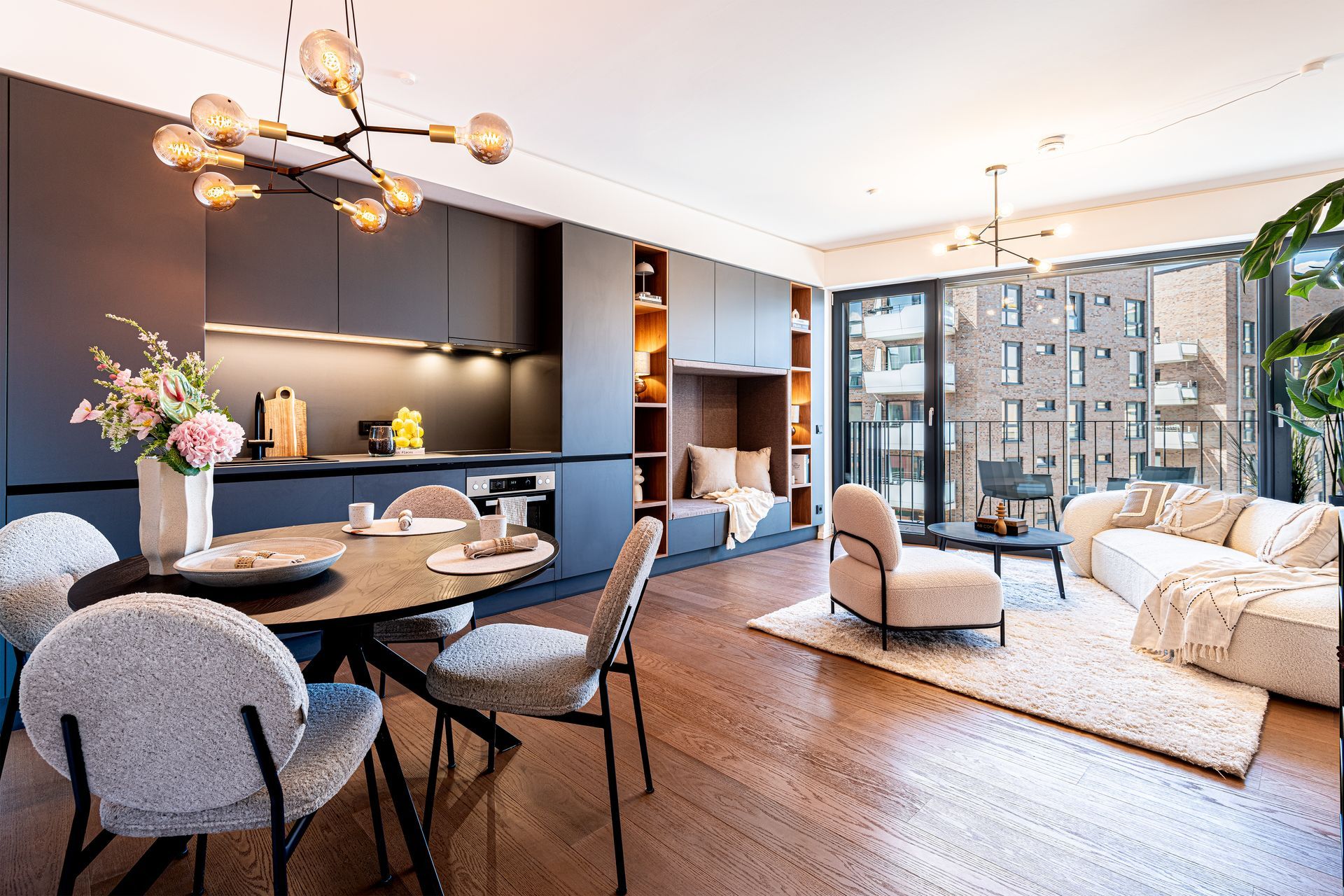 Gemütliche Sitzecke mit Designleuchte und Kunst im modernen Home Staging