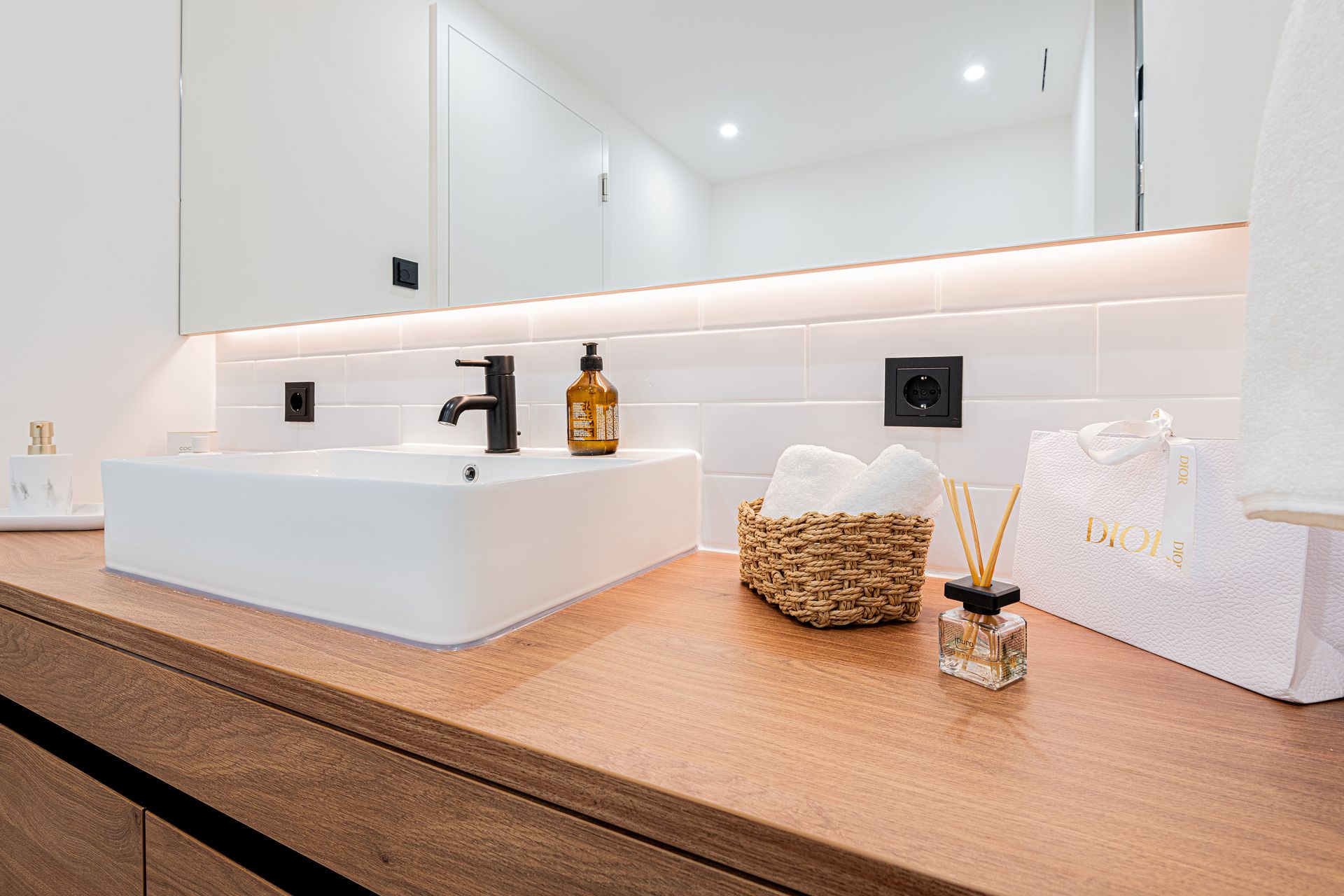 Helles Wohnzimmer mit Balkonblick und Sofa im modernen Home Staging Hamburg