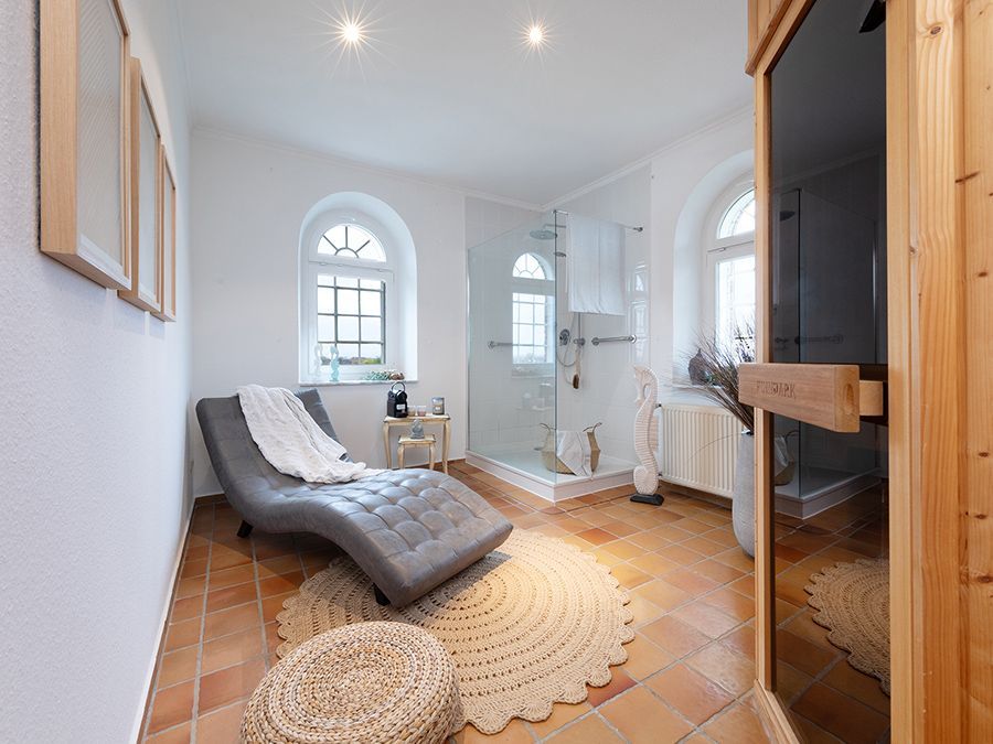 Helles Badezimmer mit natürlichen Materialien und klarer Gestaltung im Home Staging