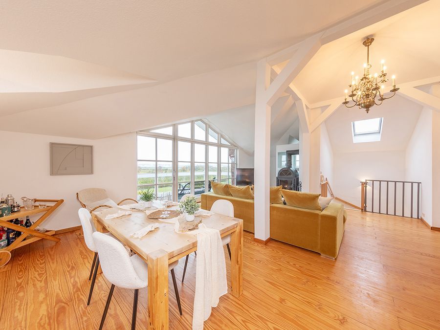 Wohnzimmer mit Hängesessel und sichtbaren Balken nach professionellem Home Staging