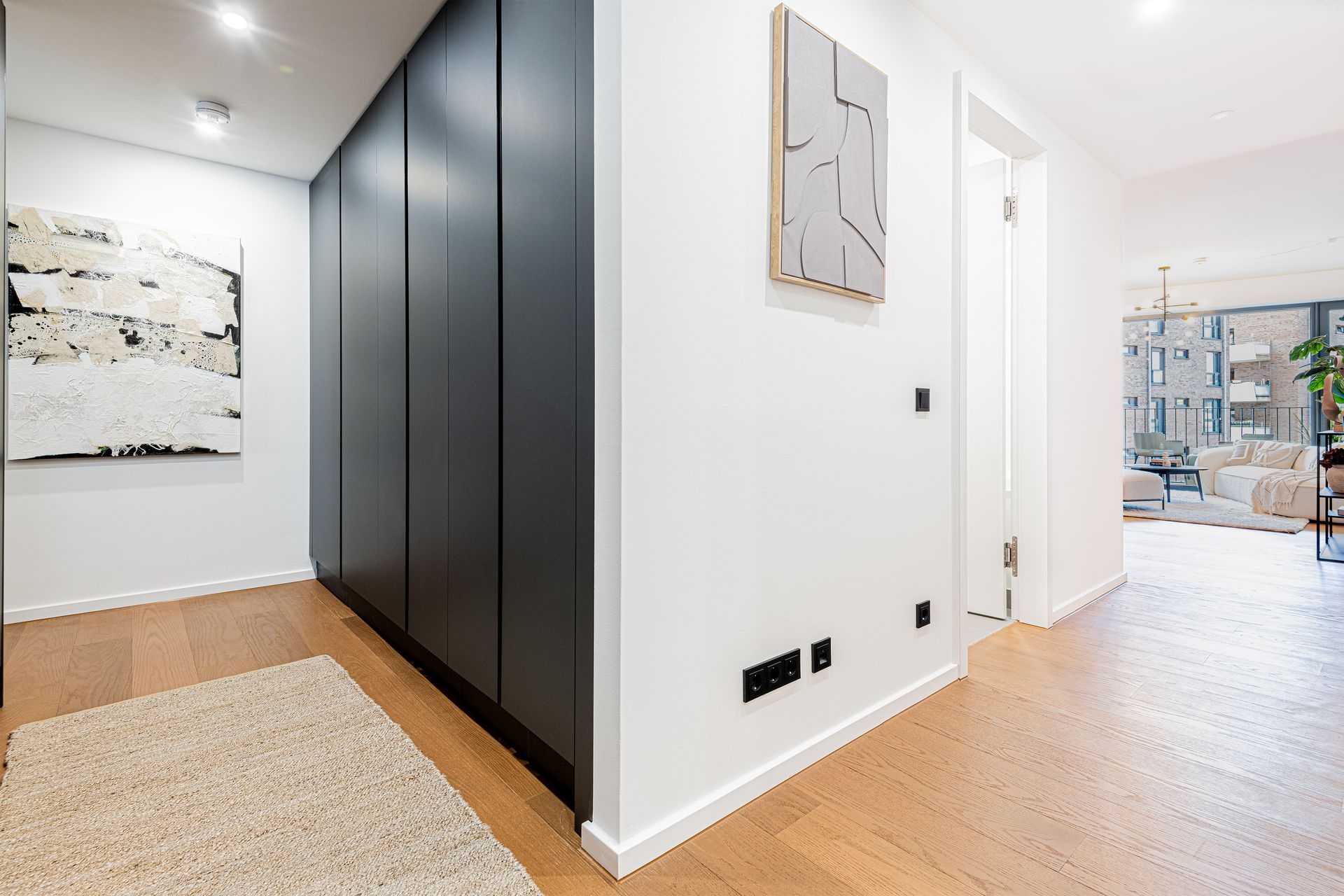 Moderner Flur mit Einbauschrank und klarer Linienführung im Home Staging