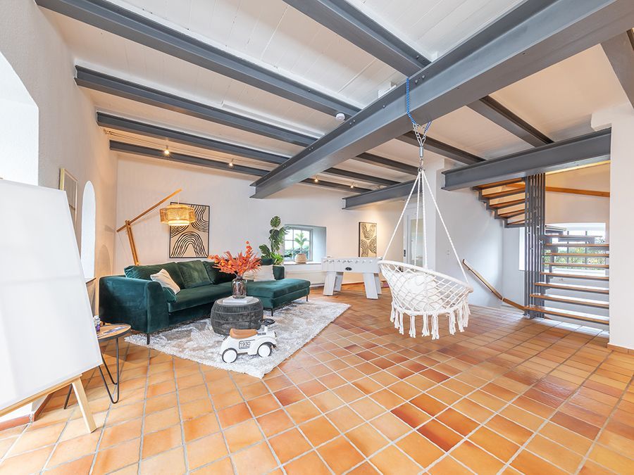 Wohnzimmer mit Hängesessel und grünem Sofa nach Home Staging in Hamburg