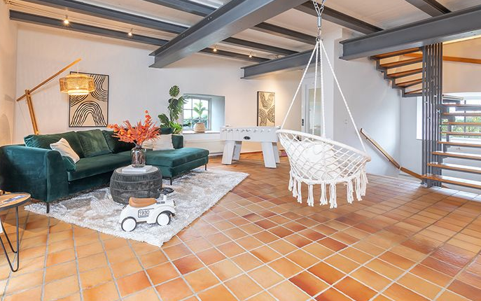 Schlafzimmer mit Textilien und Dekoration im Home Staging Konzept