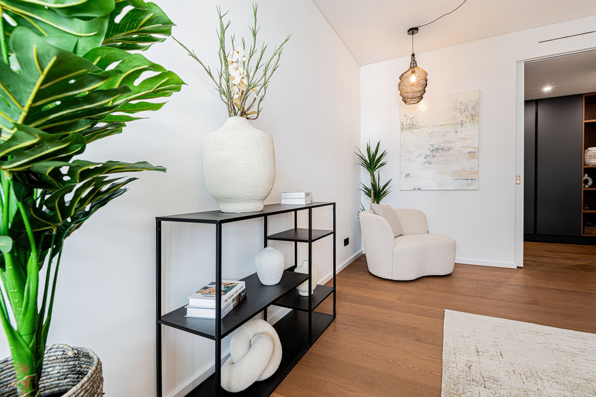 Moderne Küche mit Essbereich und Designleuchte im Home Staging Hamburg