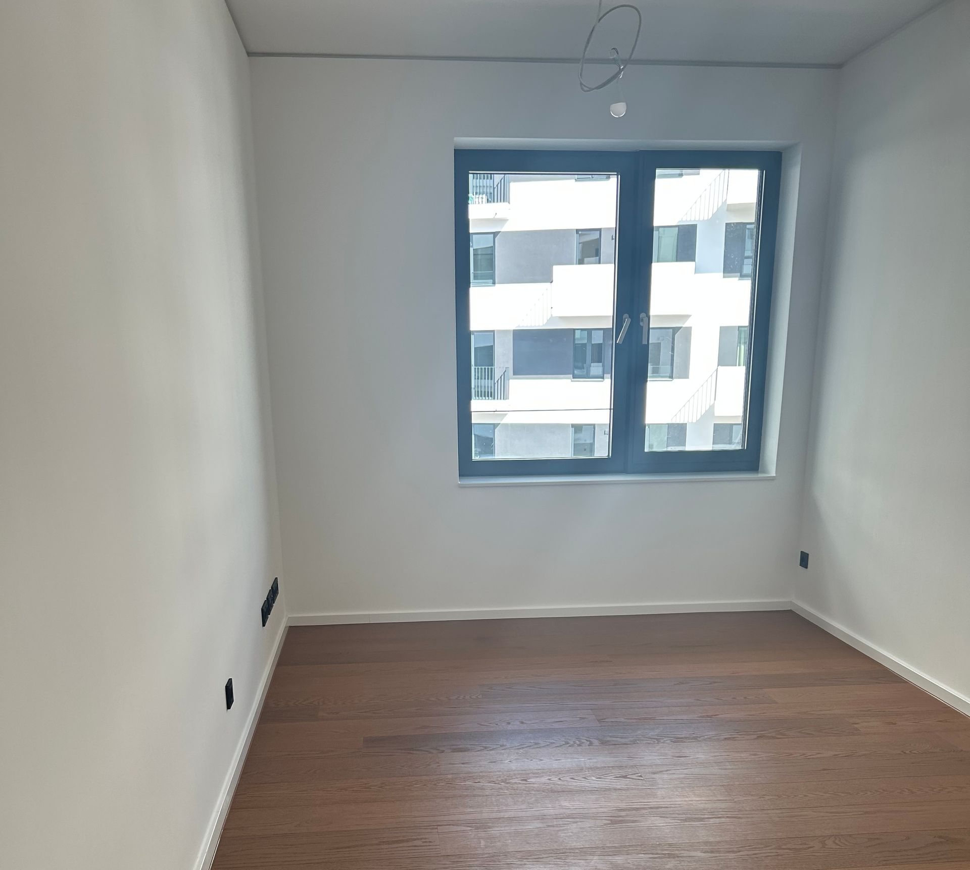 Leerer Raum vor dem Home Staging ohne Möbel und Gestaltung