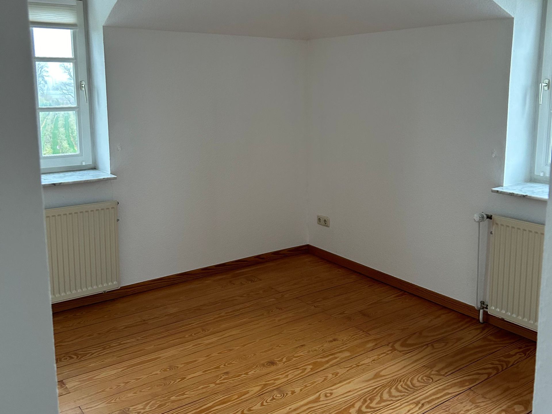 „Leerer Raum vor Home Staging mit viel Potenzial und Tageslicht