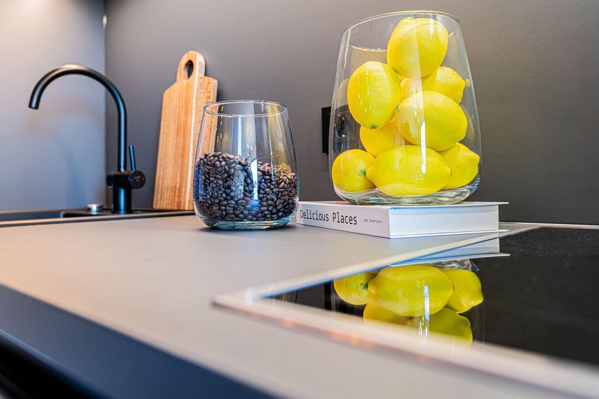 Detailaufnahme einer modernen Küche mit Dekoration im Home Staging