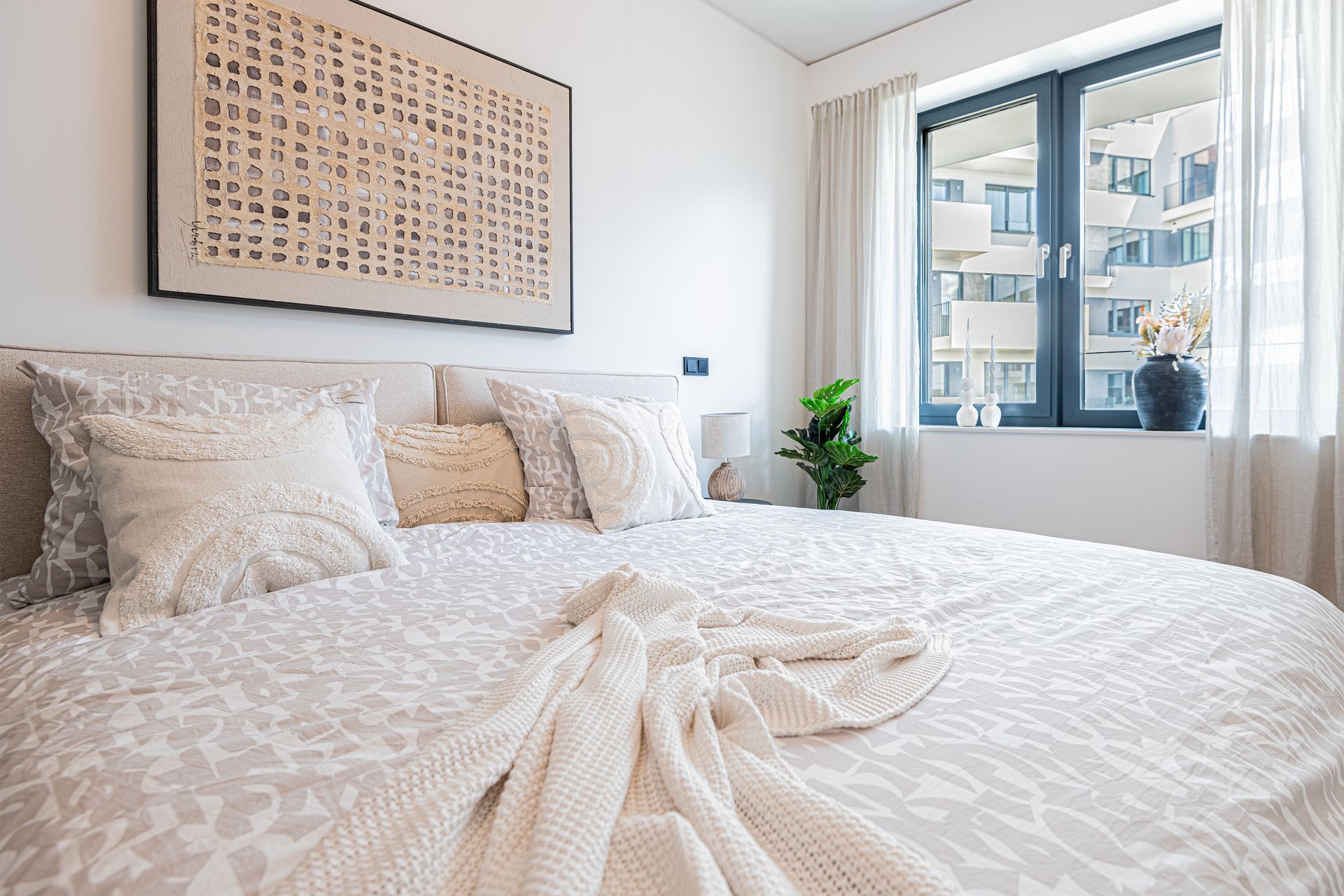 helles Schlafzimmer, modern eingerichtet in der Hafencity, nach Home Staging