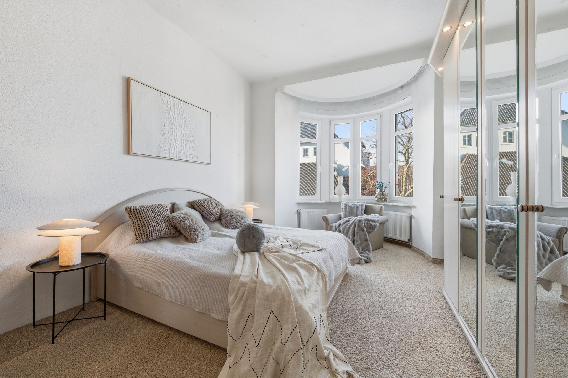 Detail eines modernen Badezimmers mit hochwertigen Materialien im Home Staging