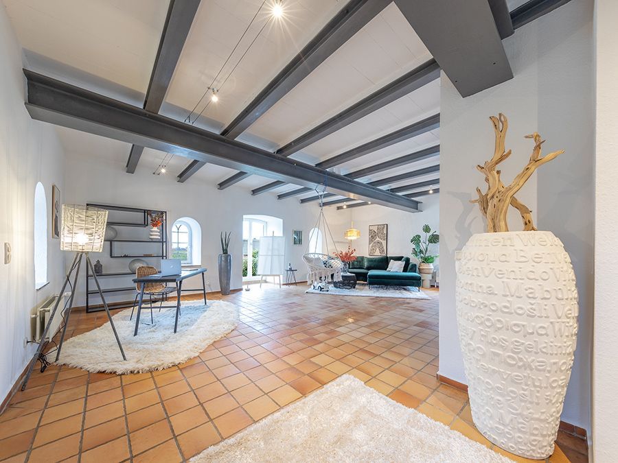 Warmer Eingangsbereich mit Beleuchtung und Dekoration im Home Staging Konzept