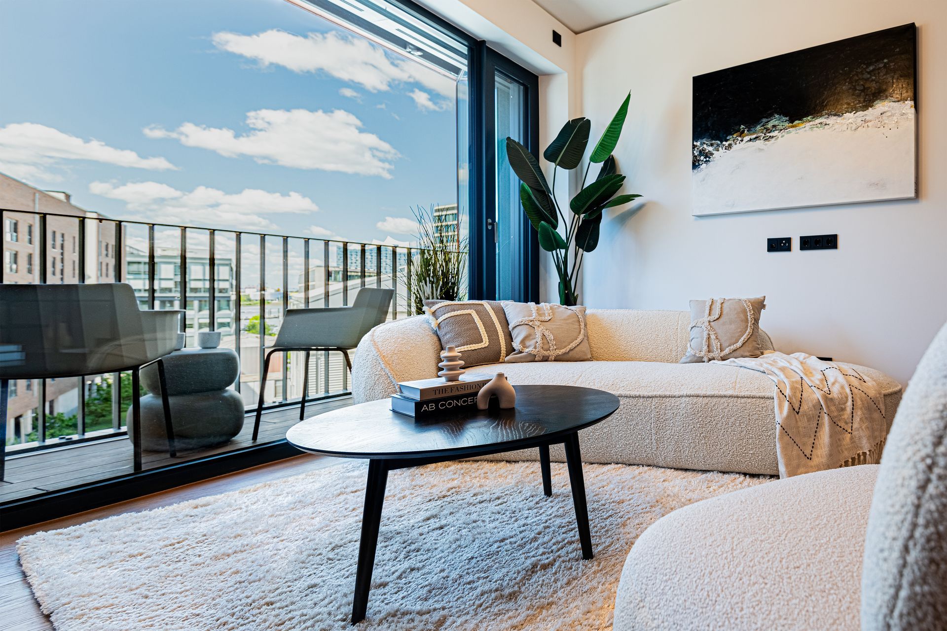 Helles Wohnzimmer mit Balkon und Sofa im Home Staging Hamburg
