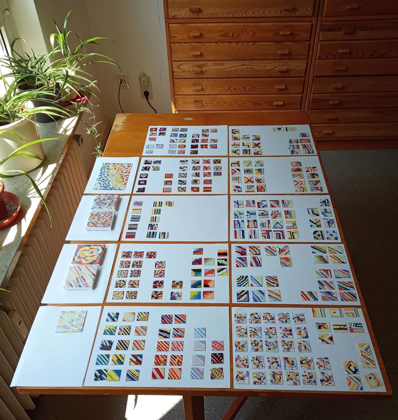 Ein Tisch voller bemalter kleinen Gläsern von Dias