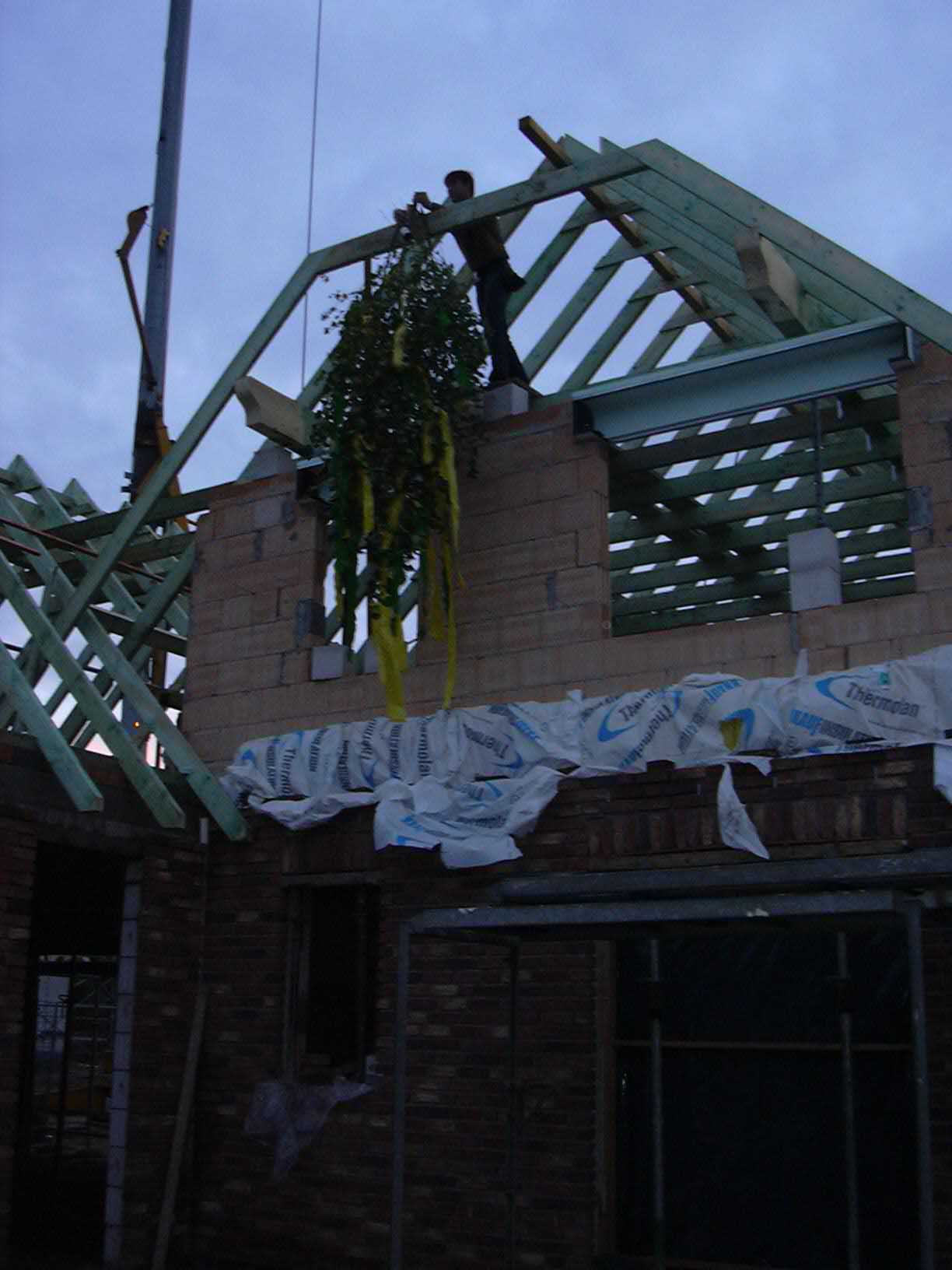 Neubau mit Krüppelwalmdach