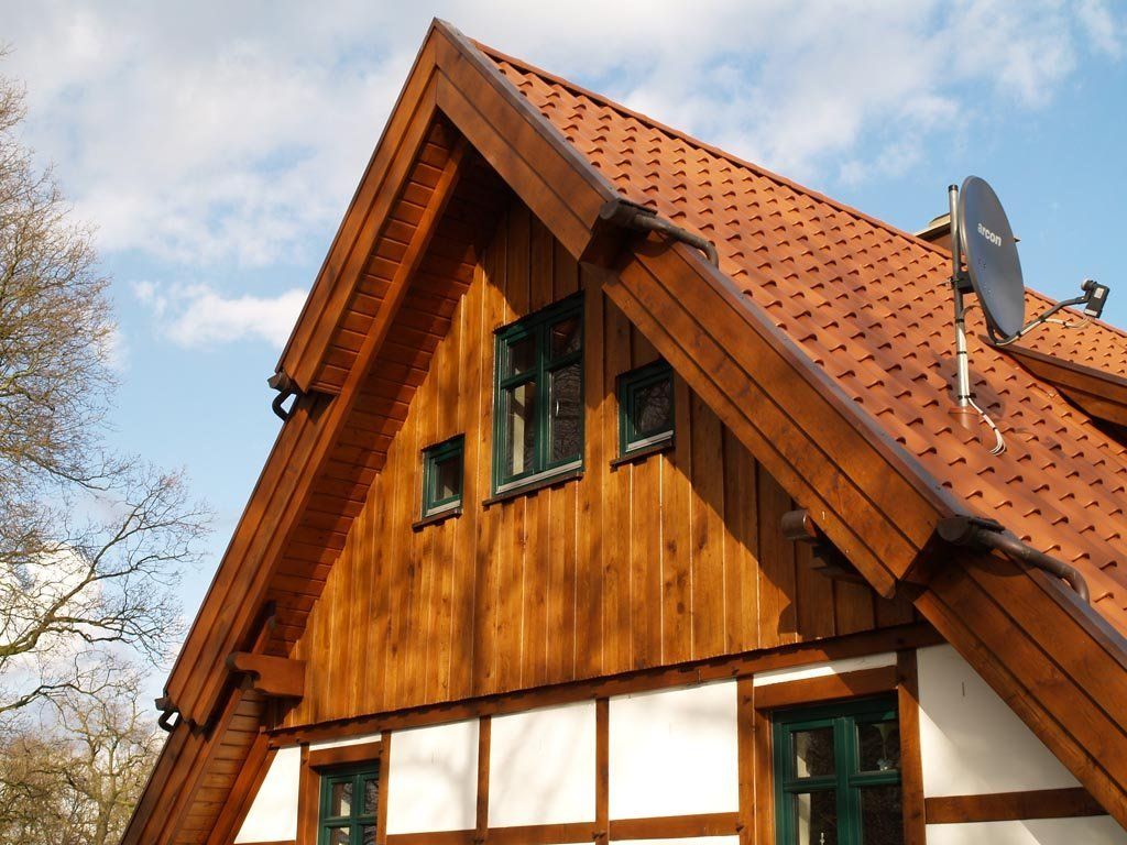 Holzhaus mit schrägem Dach