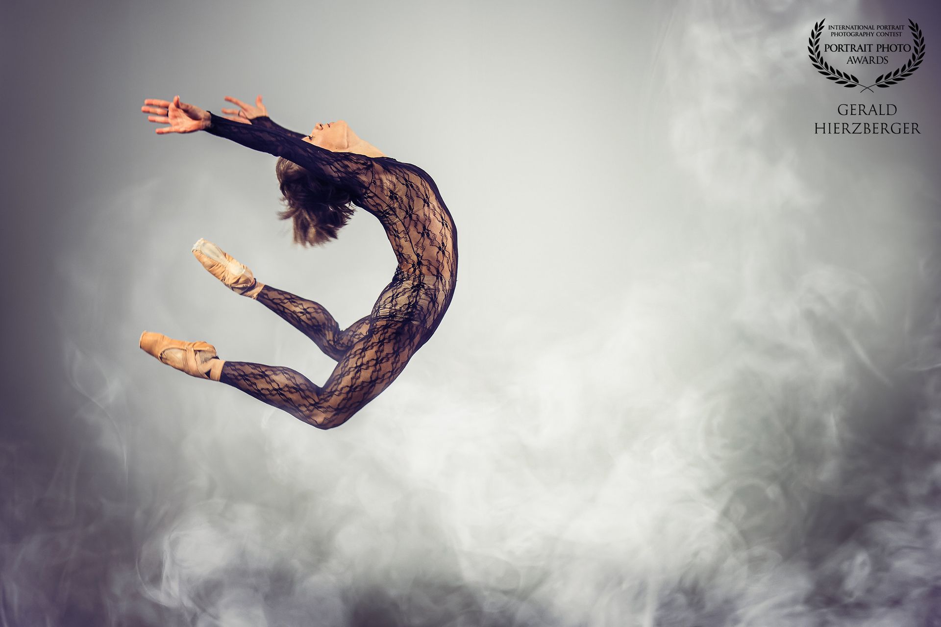 Künstlerische Aufnahme einer Ballerina in einer Sprungpose, fotografiert im Fotostudio Fotohierzberger.